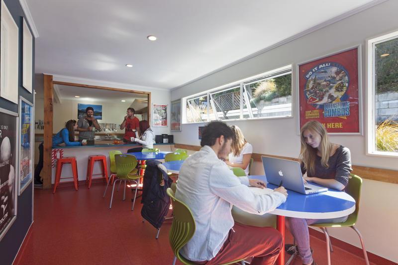 Bumbles Backpackers Hostel Куийнстаун Екстериор снимка