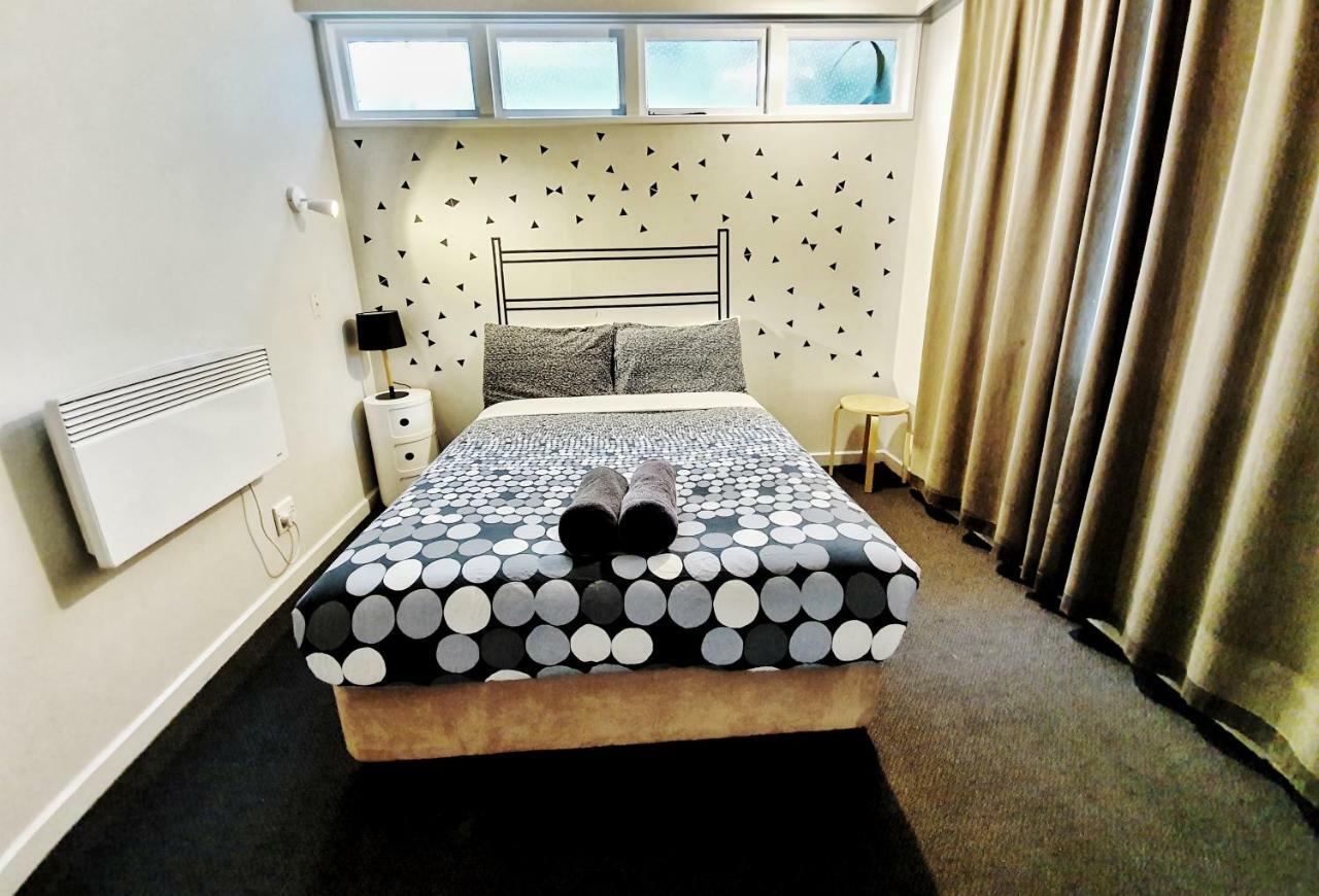 Bumbles Backpackers Hostel Куийнстаун Екстериор снимка